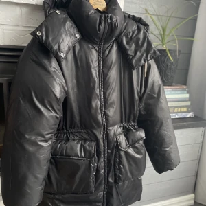 Jacka  - En jacka från Weekday storlek Xs, otroligt fin och bra sick. Aldrig använd då den tyvärr va lite stor för mig. Helt ny och lappen sitter kvar