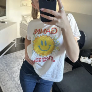 Ganni T-Shirt  - Ganni T-Shirt med tryck både fram och bak!