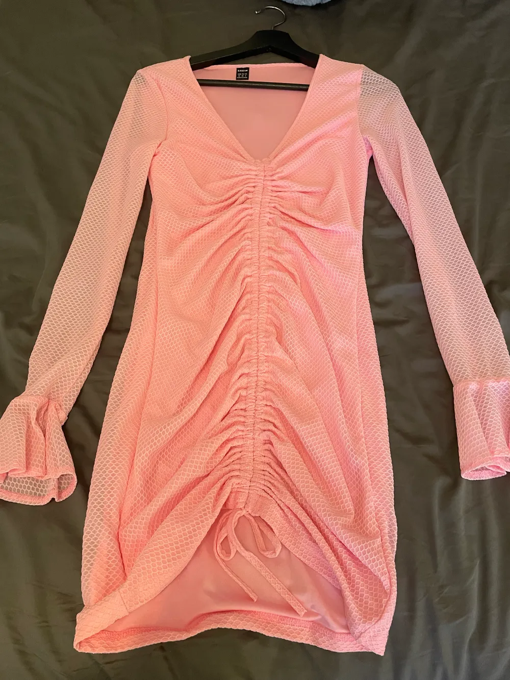 Rosa klänning från shein, tight passform, inte genomskinlig, storlek 38. Klänningar.