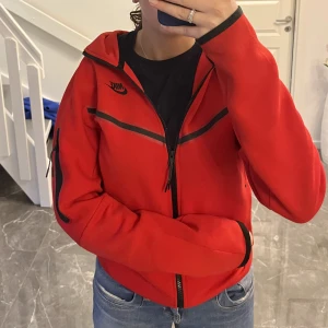 Nike tech fleece - Säljer nu min Nike tech i st xs för att den inte kommer till användning längre men är fortfarande i ett jätte bra skick då den bara är använd ett fåtal  gånger. 