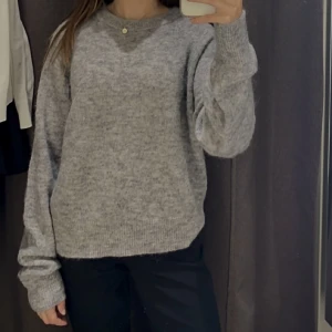 Tröja - Grå oversized tröja köpt i Åhléns för 399kr. Storlek S 🌟 i jättebra skick!