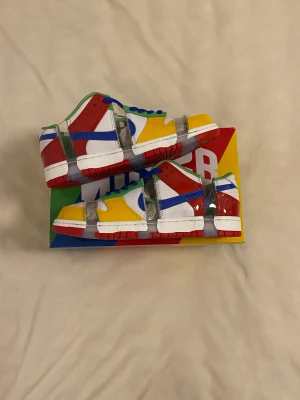 Nike SB  Dunk Low ”Sandy”  - Hej! Jag säljer ett par helt nya Nike SB Dunk Low ”Sandy”/”EBay” I storlek 42,5 för 2100kr ink frakt 🔴🟢🟡🔵 Fraktar samma eller dagen efter betalning 🚚  Skriv gärna vid frågor 