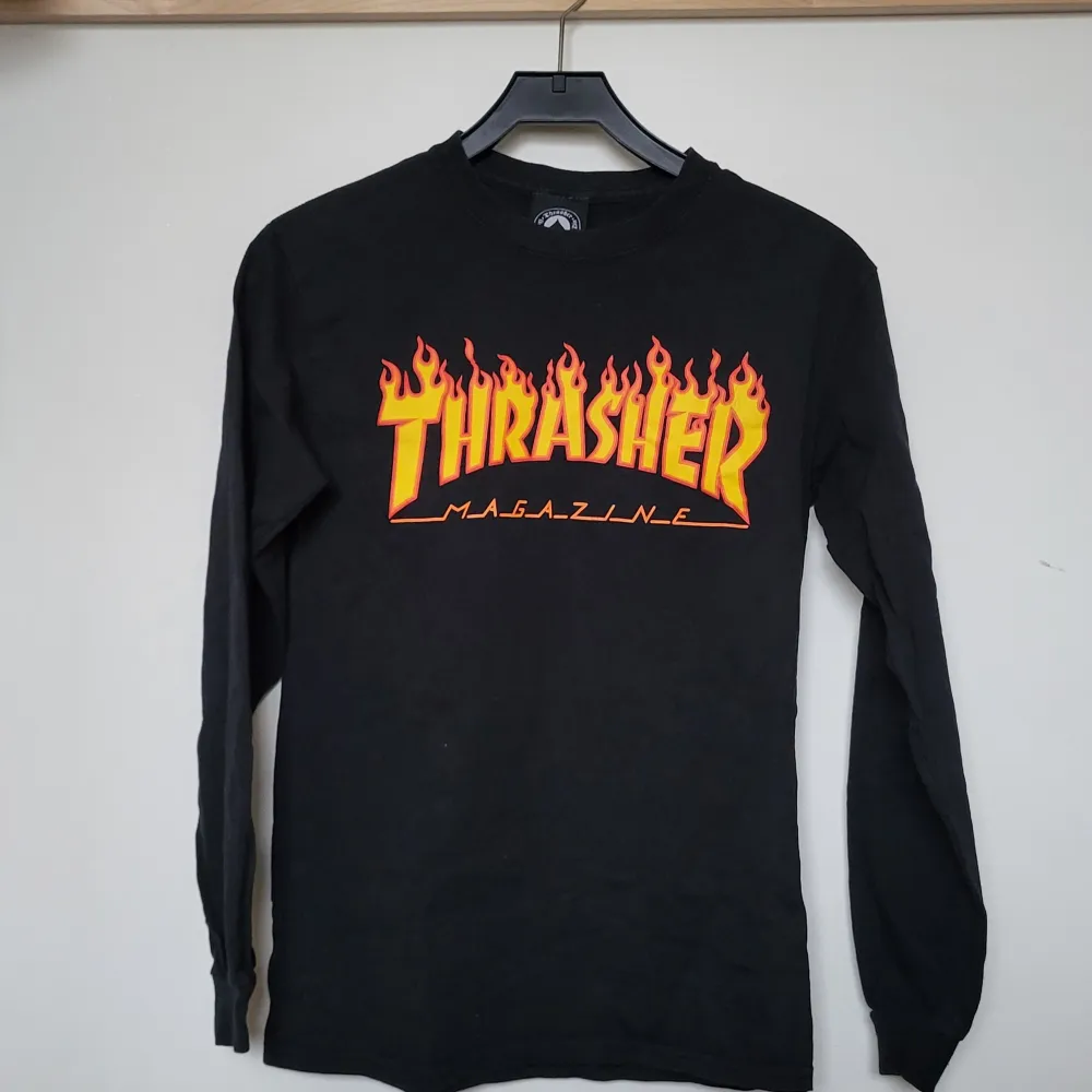 Longsleeve från trasher. Mycket sparsamt anänvd därmed bra skick.. Övrigt.