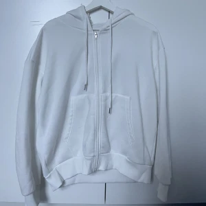 Vit munkjacka - Vit zip up hoodie som ej kommer till användning. Storlek S men passar allt från XS-M beroende på hur man vill att den ska sitta🫶🏽💓