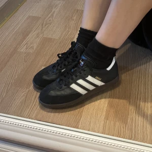 Adidas Samba - Adidas Samba svarta! Sparsamt använda. Storlek 39 🥰 Väldigt populära. Köp gärna direkt via appen 💘 säljer vita med 👌🏻 