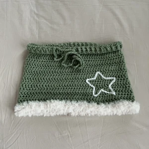 Low waisted mini skirt  - Lågmidjad ”star girl” minikjol 💫 Handvirkad kjol som kan göras i alla storlekar/färger. DM mig för att köpa! (Material är 100% akryl och polyester - sköttselråd är handtvätt)  