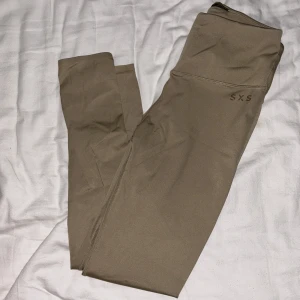 Gymtights - Beigea gymtights med scrunch på rumpan