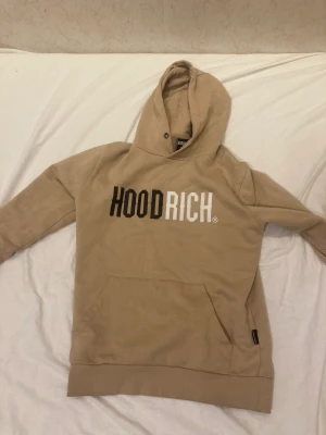 Hoodrich hoodie  - En fin hoodrich hoodie. Storlek M men passar S lika bra. knappast använd säljer den pågrund av den blev för liten.