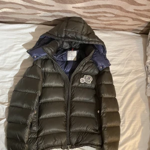 Moncler Barmant Down Jacket - Moncler Barmant Down Jacket(Brun/Blå) med dubbel logga. Bra skick. Nypris:15 000kr  Dm för mer info och bilder
