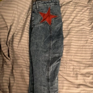 Jeans med stjärnor  - Super snygga vintage jeans som är midrise med stjärnor på rumpan!🥰 strl S!💕RAKA/lite utsvängda! Passar 170 å neråt i längden!