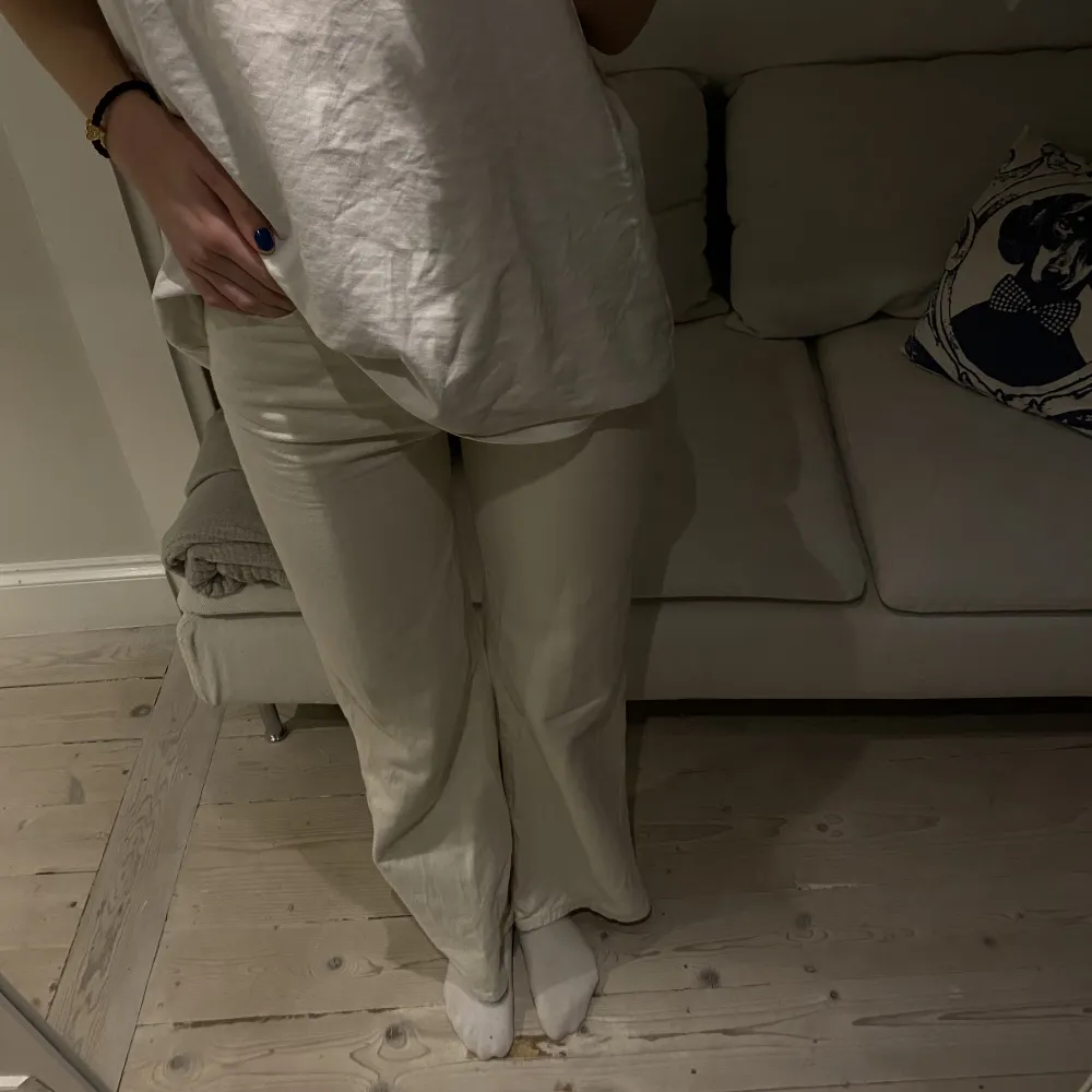 Vita/beiga raka jeans från Rodebjer💕💕strl XS/S. Knappen och dragkedjan är guldrosa/kopparfärgad vilket ger en jättesnygg detalj på jeansen🤗de är perfekt längd på mig som är 172!. Jeans & Byxor.