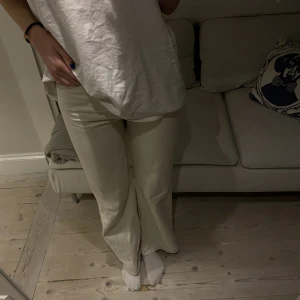 Jeans assnygga - Vita/beiga raka jeans från Rodebjer💕💕strl XS/S. Knappen och dragkedjan är guldrosa/kopparfärgad vilket ger en jättesnygg detalj på jeansen🤗de är perfekt längd på mig som är 172!