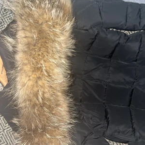 hollister vinterjacka med äkta päls  - En äkta hollister vinterjacka med äkta päls. storlek 32 köpt för 7 000. Ganska bra skick förutom att dragkedjan e trasig (går att fixa på egen hand eller hos någon skräddare) därför drar jag av priset och säljer för 1 000. Priset går att diskutera. 