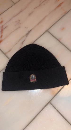 Parajumper mössa  - Skicka 10/10 helt ny  Kostar 700kr ny från butik