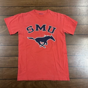 Champion SMU tshirt - Snygg vintage T-shirt i storlek S! Bara att skriva om du undrar över något🙏