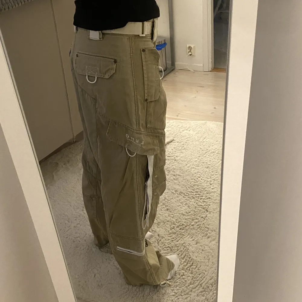 Skit balla byxor som jag hittade second hand 🙏🏻 liknar cargopants. jag är 165cm💋. Jeans & Byxor.