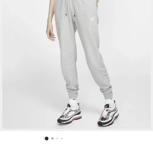Nike mjukisbyxor - Gråa mjukisbyxor från Nike, dammodellen. Storlek Large, men tycker dem är mer som Medium ☺️ Ej noppriga, i bra skick. Kan fraktas ☺️