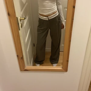 Byxor Bershka  - Dessa svin snygga byxor från Bershka kommer tyvärr inte till användning. Använda 2 gånger och det är tyvärr inte riktigt min stil❤️(stora i storlek och pris går att diskutera)