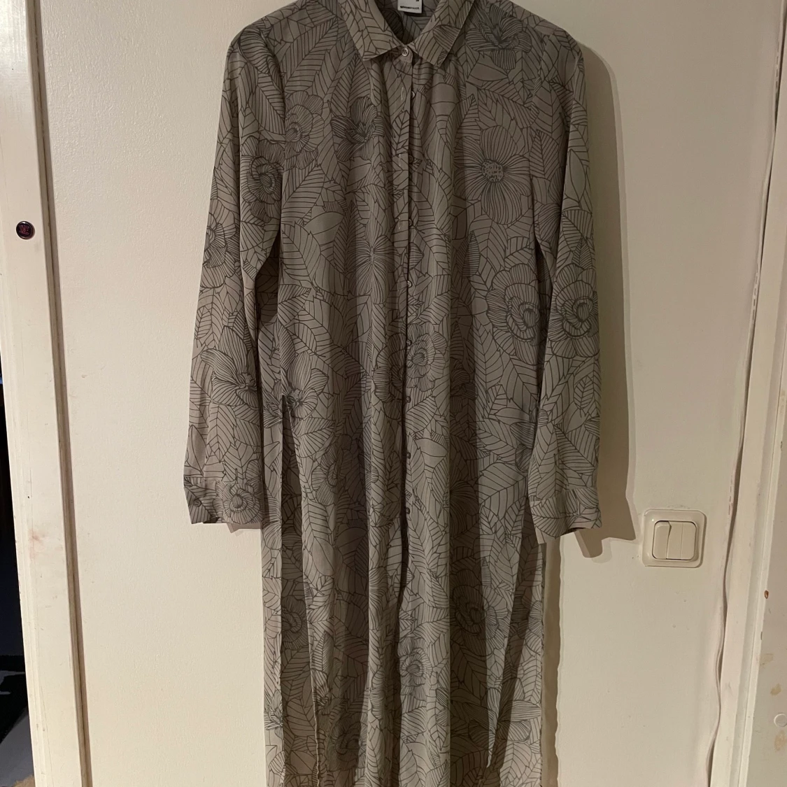 Lång grå klänning med mönster i tunt tyg. storlek 38