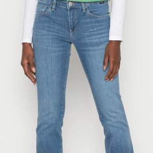 Säljer ett par Mavi jeans i en ljusblå tvätt. De är midwaist och bootcut. Köpte för 719kr och säljer för 300 kr + frakt! Köpte för för inte så länge sedan så de är i gott skick.