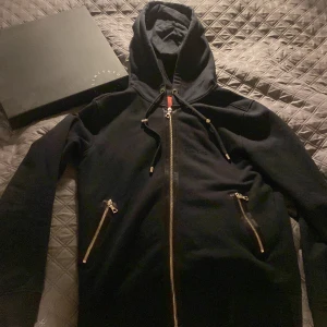 Limitato zip hoodie  - Säljer denna limitato zip hoodie då den har blivit för liten, och inte används.   Den är i mycket bra skick och har inte använts super mycket.   Köpt: på limitatos hemsida Nypris: 3000 kr   Mitt pris: 1300  Pris kan diskuteras  