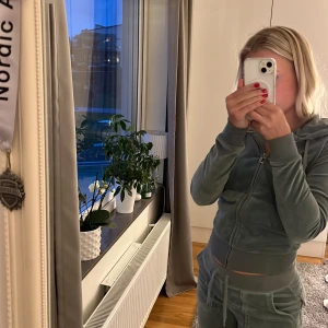 Juicy couture  - Intressekoll på mitt gröna juicy sett💚 Tröjan och byxorna är i XXS. Älskar detta sett så kom med bra bud! Jag är 1,60 och setet sitter som en smäck på mig! Kan tänka mig att sälja setet enskild vid bra pris!🌴