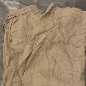 Linnebyxor  - Linnebyxor från Gina, köpt i somras så knappt använda.  Dom är högmidjade men man kan också ha dom lågmidjade, passar mig som vanligtvis har s/36. Lita skrynkliga men det försvinner lätt💓