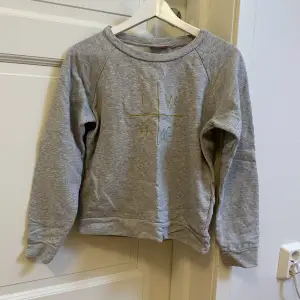 Säljer denna såå fina grå sweatshirten från In wear❤️använd 3 gånger (lite skrynklig nu bara)