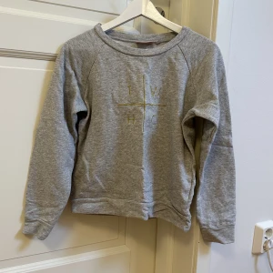 Sweatshirt grå - Säljer denna såå fina grå sweatshirten från In wear❤️använd 3 gånger (lite skrynklig nu bara)