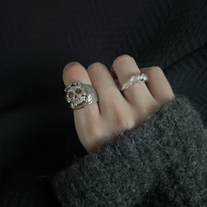 Döskalle ring - Sjukt cool döskalle ring i silver!! Köpt för 899kr och i bra skick! Säljer då jsg ej använder silver!!