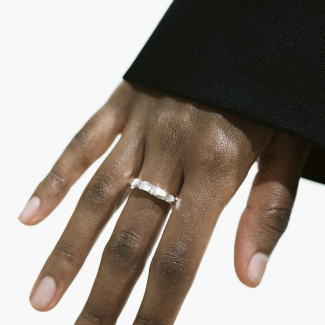 Ring från All Blues. Thin Snake / Carved Silver  - 90