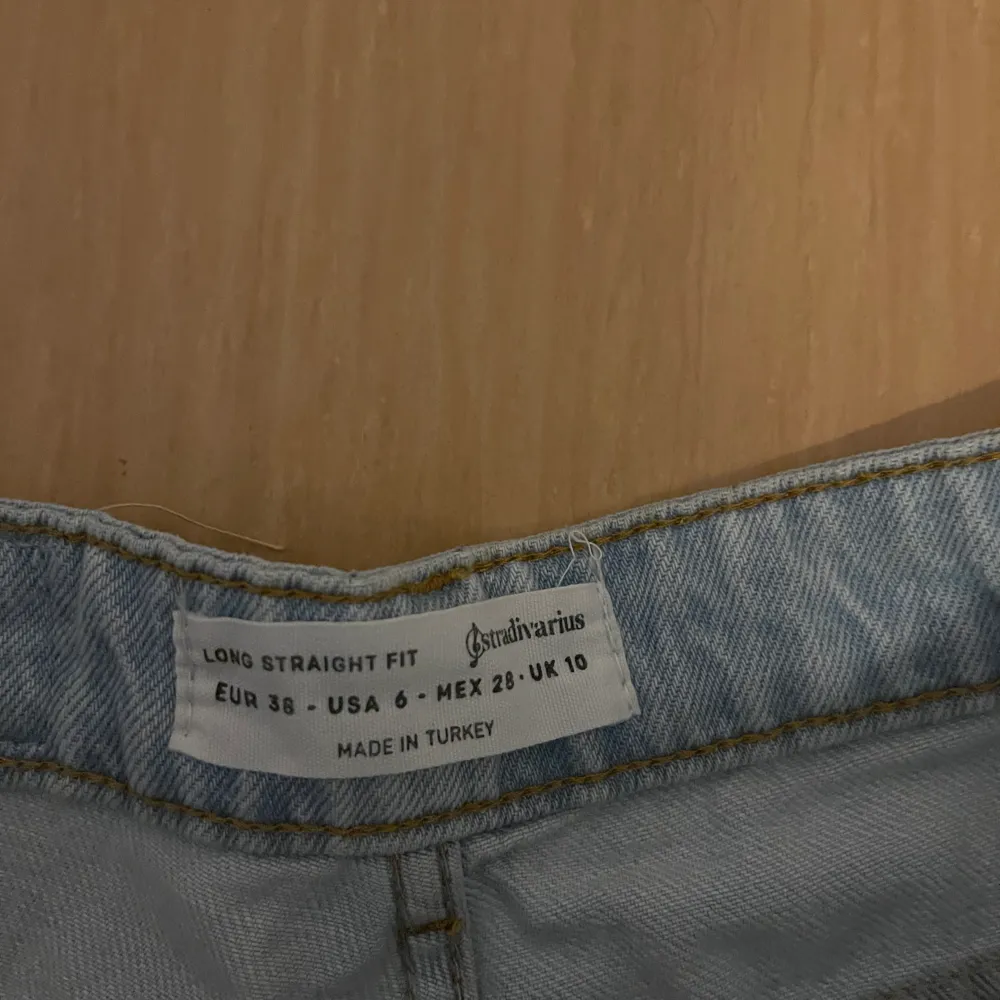 Jättefina jeans som inte alls är använda mer än 1 gång. Säljs pga de blivit för stora på mig Tveka inte att höra av dig vid frågor💞. Jeans & Byxor.