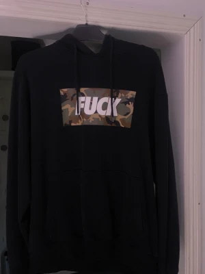 Hoodie - Pris: 49kr Storlek: XL (passar L) Knappt använd