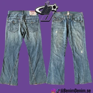 balla true religion jeans - true religion joey jeans.  modellen är 180cm🖤 midja rakt över, 44cm🖤 innerben, 77cm🖤 ytterben, 103cm🖤PRISET ÄR INTE FAST‼️ 