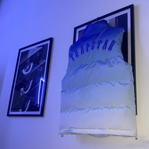 Trapstar väst - Helt ny limiterad trapstar väst, kommer inte säljas igen o har tagsen kvar, säljs för runt 4/5 tusen på andra sidor, kan även tänka mig ett byte men tar helst pengar, kvitto finns! 🤝🏼