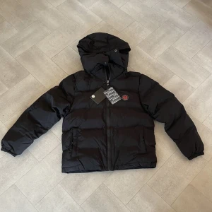 Trapstar jacka  - Helt ny trapstar jacka med tags från ett av deras senaste drop, den är limited och är endast testad, storlek S men passar M, byten mot loubs, Jordan 4s, Moncler jacka/väst kan va intressant och pris kan diskuteras vid snabb affär