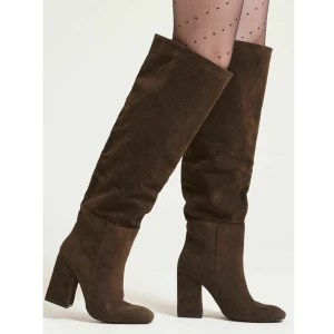 Bruna Stövlar - Säljer ett par bruna mocka boots/stövlar lika dem på bilden. Fint skick och använda ett fåtal gånger. Storlek 37✨ PRIS: 350kr eller bud!  Frakt tillkommer🤎