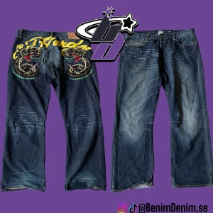 Ed Hardy jeans  - Galet stora o baggy ed hardy jeans  Modellen är 180cm och har bälte🖤 Midja rakt över 53cm🖤ytterben 103cm💜innerben 81cm🖤 PRISET ÄR INTE FAST‼️ 