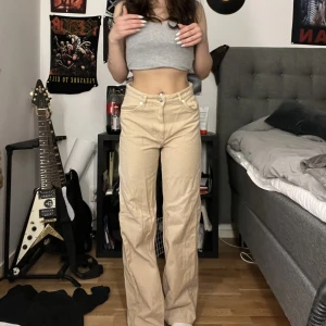 jeans monki - säljer dessa snygga jeansen då de ej kommer till användning längre. Är 160 cm lång