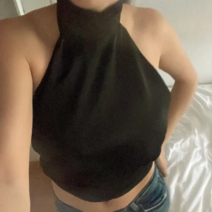 Topp från Gina Tricot  - Svart festtopp men knytning på ryggen från Gina Tricot. Endast använd några gånger.