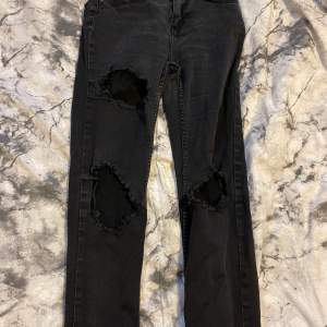 Svarta Skinny jeans med hål Lager 157 Strl. M