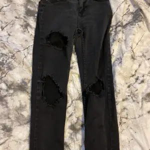 Svarta Skinny jeans med hål Lager 157 Strl. M