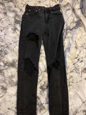 Jeans Skinny  - Svarta Skinny jeans med hål Lager 157 Strl. M