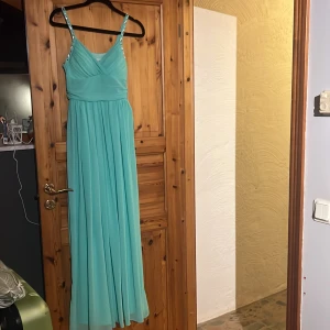 Långklänning  - Långklänning från Nelly i storlek 34. Fint skick, endast använd en gång 