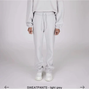 LXA SWEATPANTS - Säljes då de är alldeles för långa för mig.  Har en fläck under fickan som knappt syns, därav det låga priser.  (Se bild 3 för fläcken) 