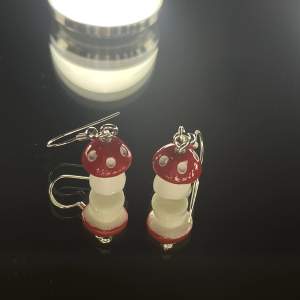 Hemmagjorda röda svamp örhängen. 🦋Material: rostfritt stål🦋  💖vad du får med: örhängen, plupp, transparent smyckes burk💖 intresserad? Tryck köp nu!