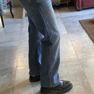 HOPE Rush Denim - HOPE Rush Denim som jag har använt senast året. Byxorna är i bra skick, den har lite heel bite samt en lagad ficka som gick upp. Jag brukar ha 34 men dessa är större.   Orginalpris: 1700kr  Pengarna investeras i min musikdröm