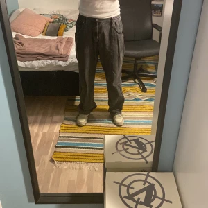 District 46 jeans - Skit snygga baggy jeans som jag köpte från junkyard. De kommer inte till användning så ofta så jag vill sälja de. De är i bra skick även fast jag köpte de för 7 månader sen. De är stora och breda på mig och jag är 190 lång. Original pris 900kr.