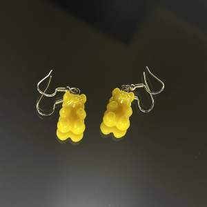 Hemmagjorda gula björn örhängen. 🦋Material: rostfritt stål🦋  💖vad du får med: örhängen, plupp, transparent smyckes burk💖 intresserad? Tryck köp nu!