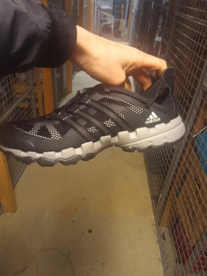 Grymma ADIDAS HYDROTERRA  - Endast använda vid ett tillfälle 